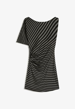 Zwart-grijs horizontaal gestreepte jurk met korte mouwen, asymmetrische halslijn en geplooide details bij de taille.