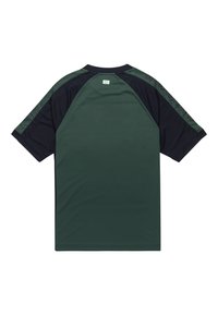 Camiseta deportiva de color verde oscuro con mangas cortas, cuello redondo y acentos en azul marino en los hombros y las mangas.