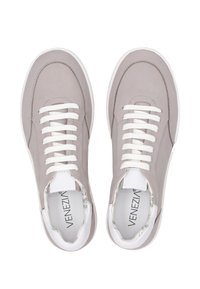 Szare zamszowe sneakersy z białymi sznurówkami i akcentami. Okrągły kształt, wyściełany kołnierz i widoczne wzorzyste wnętrze. Nazwa marki wewnątrz.