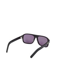 Svarta solglasögon med rektangulär båge, lila tonade linser och släta, raka tempel. Har subtila logotypdetaljer på sidorna.