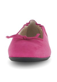 Roze suede ballerina's met een ronde neus, versierd met een strik aan de voorkant en een gestructureerde zool, met een eenvoudig, gegolfd randontwerp.