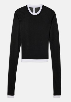 Czarny, krótki top z długim rękawem, z białym prążkowanym kołnierzem i mankietami, wykonany z gładkiej tkaniny. Posiada okrągły dekolt i dopasowany krój.