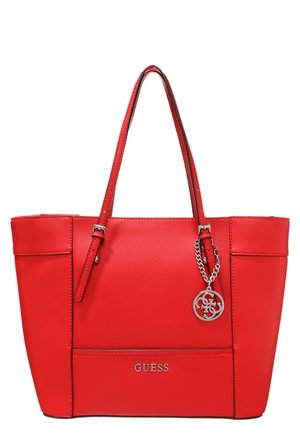 Sac tote rouge Guess avec double bandoulière et breloque logo argentée suspendue à une bandoulière.