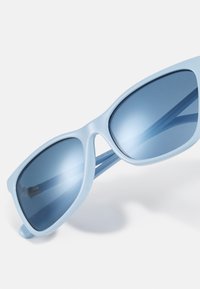 Ochelari de soare albaștri cu formă rectangulară, cadru din plastic și lentile reflectorizante. Prezintă o textură netedă și accente subtile pe brațe.