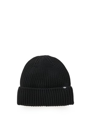 Gorro de punto negro con puño doblado y pequeña etiqueta de tela en el lateral.