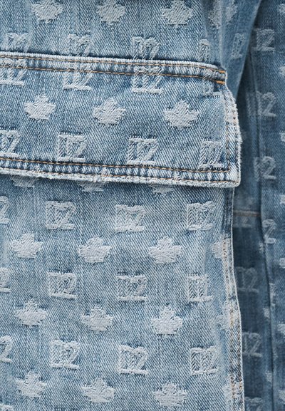 Tissu en denim avec un motif intégral de monogrammes "VZ" brodés et de formes de feuilles d'érable en fil bleu clair.