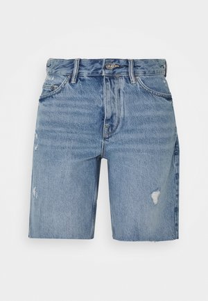 Short en jean bleu clair avec légère usure, bouton sur le devant, fermeture éclair et design classique à cinq poches.