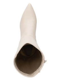 Roomkleurige leren laars met spitse neus en kniehoge schacht, gefotografeerd van bovenaf met een zichtbare ritssluiting aan de zijkant en een open bovenkant.