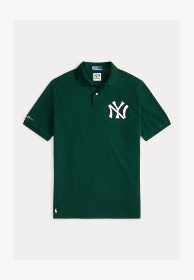 Zelené polo tričko vyrobené z bavlny, s bielym logom NY na ľavej hrudi a malým bielym logom poníka na leme. Klasický dizajn s golierom.