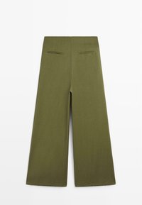 Pantalons large en tissu vert olive, avec une texture lisse et deux poches arrière. Design épuré avec une taille ajustée.