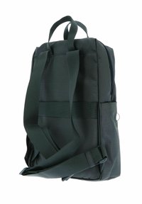 Sac à dos vert foncé en tissu texturé, avec des bretelles rembourrées, une poignées de transport et des compartiments zippés pour le rangement.