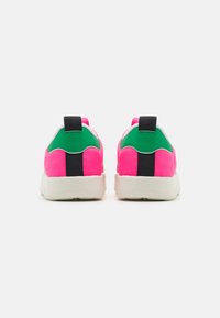 adidas Originals GAZELLE HOME UNISEX - Αθλητικά παπούτσια - lucid pink/off white/core black