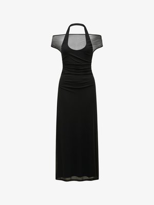 Zwarte jurk met een aansluitend lijfje en off-shoulder mouwen van mesh. Heeft plooidetails en een vloeiende rok. Zachte, gladde stof.