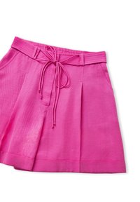 Falda plisada rosa con cintura elástica y cordón. Cuenta con dos bolsillos laterales y una tela texturizada.