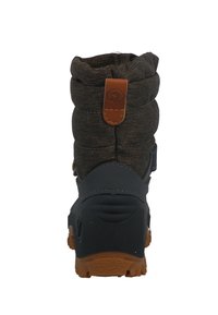 Botte d'hiver marron rembourrée avec une semelle en caoutchouc noir, présentant un accent en cuir beige au niveau du talon et un tissu texturé dessus.