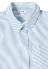 Chemise à rayures verticales bleu clair et blanches, à boutons, avec col et poche poitrine, étiquetée "CECIL" à l'intérieur du col.
