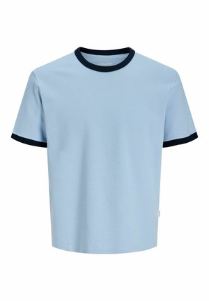 T-shirt bleu clair à manches courtes avec un liseré noir au col et aux extrémités des manches, présenté sur un fond blanc uni.
