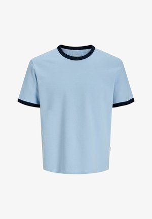 T-shirt bleu clair à manches courtes avec un liseré noir au col et aux extrémités des manches, présenté sur un fond blanc uni.