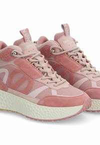 Roze sport schoenen van een mix van suede en mesh materialen. Beschikt over een chunky textuur zool, vetersluiting en een lichtgrijze accentontwerp.