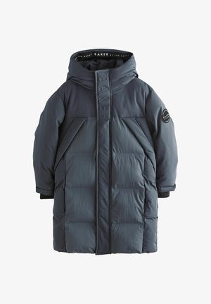 Abrigo de invierno largo, acolchado y gris oscuro con capucha, bolsillos frontales y detalles de marca en la solapa del pecho y el parche de la manga izquierda.