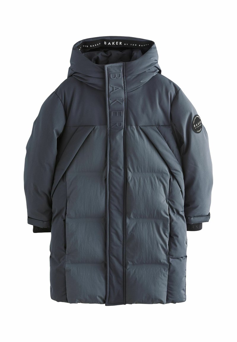 Manteau d'hiver long matelassé gris foncé avec capuche, poches avant et détails de marque sur le rabat de poitrine et le patch de la manche gauche.