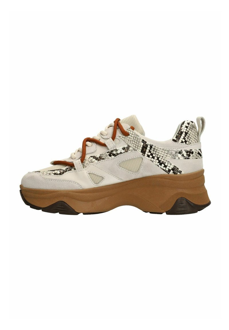 Sneakers hebben een mix van beige suede en slangenprintaccenten, met een dikke bruine zool en bruine veters, ontworpen in een low-top silhouet.