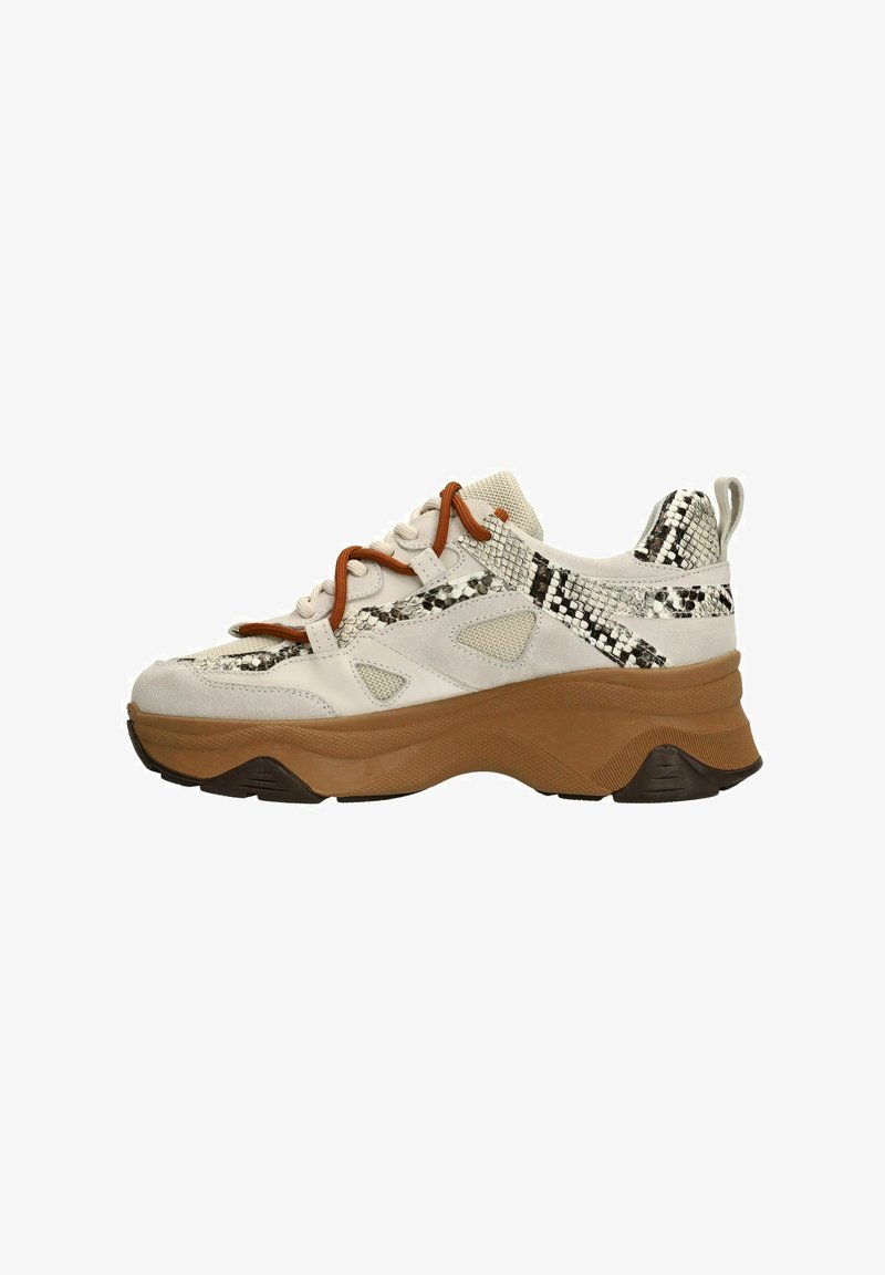 Sneakers hebben een mix van beige suede en slangenprintaccenten, met een dikke bruine zool en bruine veters, ontworpen in een low-top silhouet.