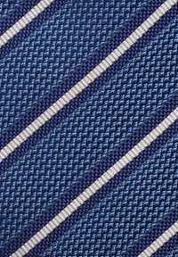 Marinblå slips med en strukturerad väv och diagonala ränder i ljusblått och silver, vilket skapar en kontrast i färg och mönster.