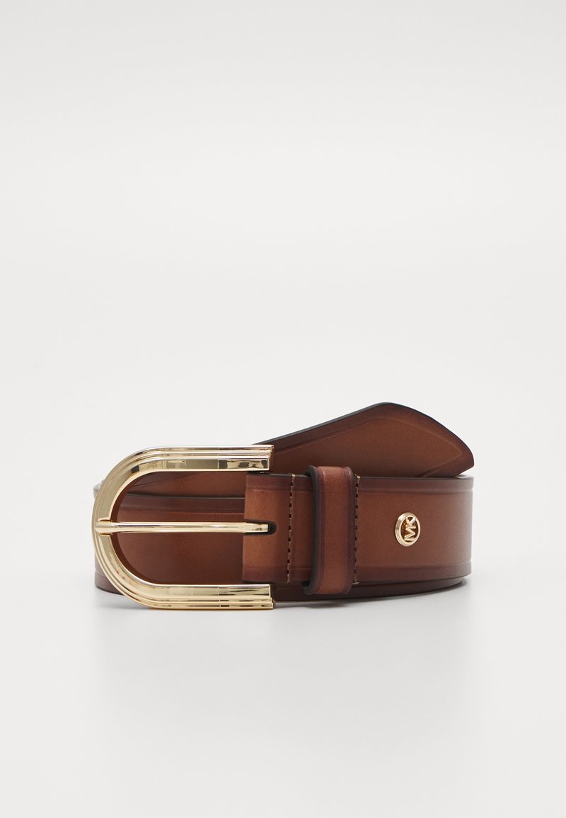 Ceinture en cuir marron avec une boucle arrondie dorée brillante et un petit détail de logo doré sur la lanière, posée à plat sur une surface blanche.