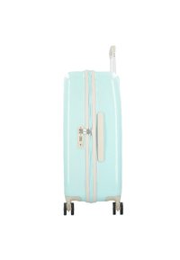 Lichtblauwe koffer met een glanzende afwerking, dubbele ritsen, beige accenten, een combination lock en vier zwarte wielen voor mobiliteit.