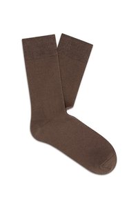 Brązowe bawełniane skarpetki z textured ribbed cuff, średniej grubości i gładkim wykończeniem. Obszar palców jest zaokrąglony i bezszwowy.