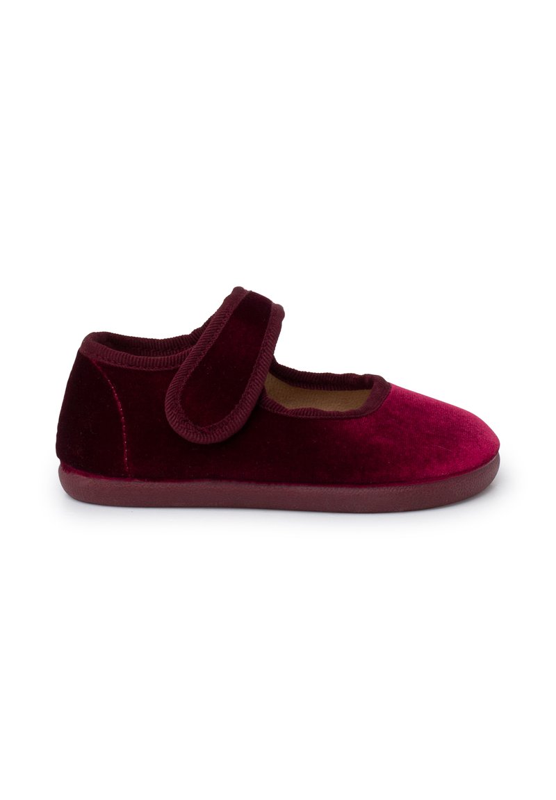 Zapato de terciopelo burdeos con punta redonda, correa de velcro ajustable y un interior suave, con una suela de goma plana.
