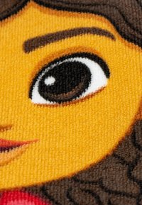 Tissu tissé présentant le visage d'un personnage de dessin animé, avec un fond jaune, des cheveux bruns, de grands yeux noirs et un sourire subtil.