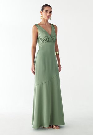 Roheline satiinist maxi-kleit, millel on sügav V-kaelus, liibuv bodi ja lõhestatud seelik. Omadused on peened õmbluse detailid ja pehme, sile tekstuur.