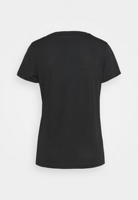 Svart kortärmad t-shirt med rund halsringning och textilstruktur. Rak fåll, minimal sömdetalj. Enfärgad baksida.