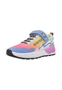 Zapatilla deportiva multicolor con un diseño ligero, que presenta una correa azul, la marca GORE-TEX, una suela texturizada y colores vibrantes en rosa, azul y amarillo.