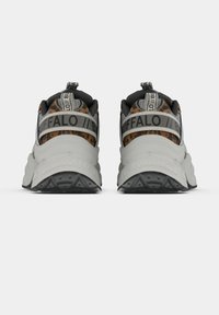 Ζευγάρι λευκά chunky sneakers με μαύρες και λεοπάρ λεπτομέρειες, με το λογότυπο "BUFFALO" στο λουράκι της φτέρνας, από πίσω.