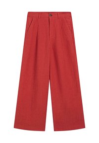Rode wijde broek met plooien aan de voorkant, zijzakken, riemlussen en een zwarte knoopsluiting in de tailleband.