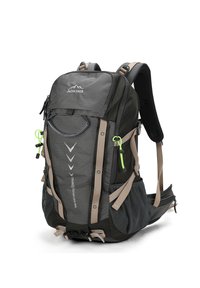 Sac à dos gris et noir, avec une finition texturée, plusieurs compartiments, des sangles beiges et des accents vert fluo. Poches latérales en mesh incluses.