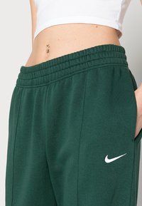 Nike Sportswear W NSW ESSNTL PANT FLC TREND - Calças de fato de treino - pro green/white