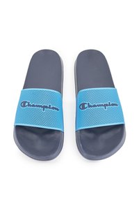 Czarno-niebieskie klapki z teksturowanym, oddychającym paskiem, na którym znajduje się czarne logo "Champion", płaska gumowa podeszwa, zaokrąglone krawędzie.