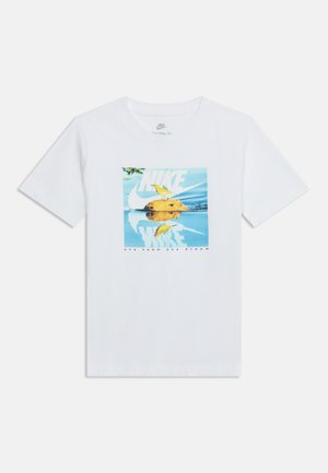 Wit Nike T-shirt met korte mouwen met een afbeelding van een gele vogel op het hoofd van een bever, waterreflectie en de tekst „één team één droom.”