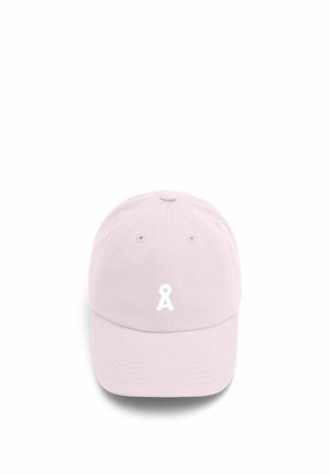 Cappellino da baseball rosa chiaro con un logo bianco a forma di serratura centrat sopra la visiera, su sfondo bianco uniforme.