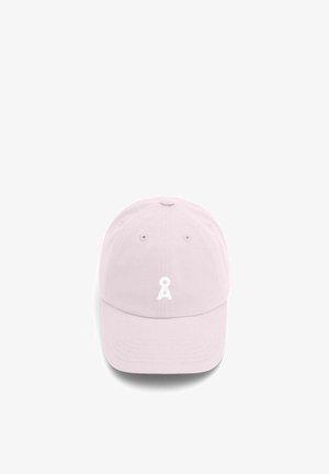 Cappellino da baseball rosa chiaro con un logo bianco a forma di serratura centrat sopra la visiera, su sfondo bianco uniforme.