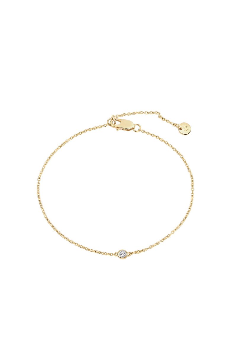 Pulsera de cadena de oro con un diseño de eslabones delicados, que presenta una única piedra clara en un engaste de bisel. Incluye un cierre de langosta y una cadena de extensión.
