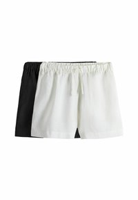 Due paia di pantaloni corti sono esposti: un paio è nero a sinistra e l'altro è bianco a destra, con una vita elastica.