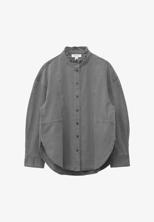 Camisa de mezclilla gris con cuello fruncido, botones delanteros y grandes bolsillos laterales. Corte oversize con dobladillo curvado y detalles sutiles de costura.