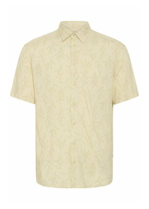 Koszula z krótkim rękawem w jasnopomarańczowym kolorze z subtelnym wzorem liści, z kołnierzykiem i zapięciem na guziki. Miękka tekstura i luźny krój.