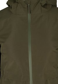 Kurtka z kapturem w oliwkowej zieleni, z pełnym zamkiem błyskawicznym, gładka w dotyku i minimalistycznym designem bez widocznych logo ani wzorów.
