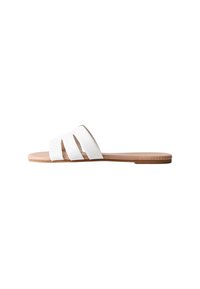 Sandalias blancas de slide con tres correas anchas. Suela plana beige con una textura suave y mate. Diseño simple y minimalista. Adecuadas para uso casual.